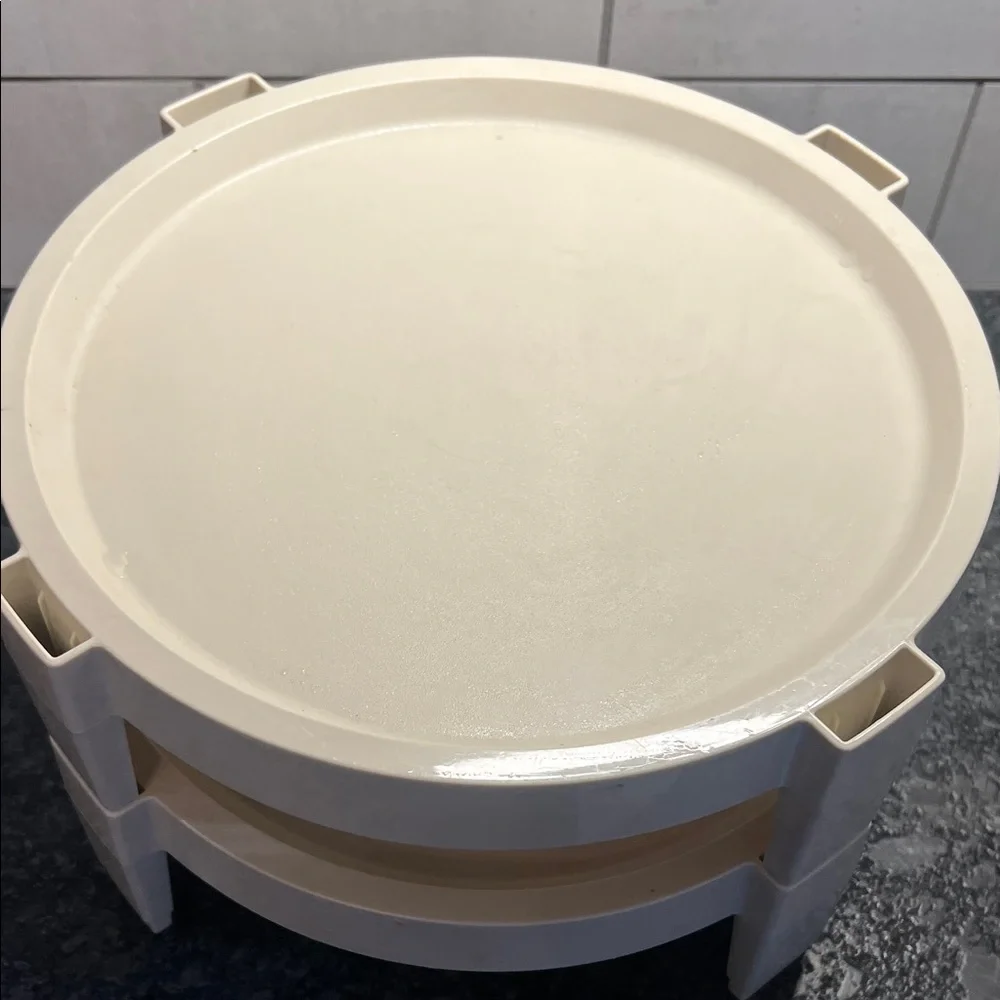 Vintage Stackable Tupperware 10” Pie/Cake holder.  Like new.
